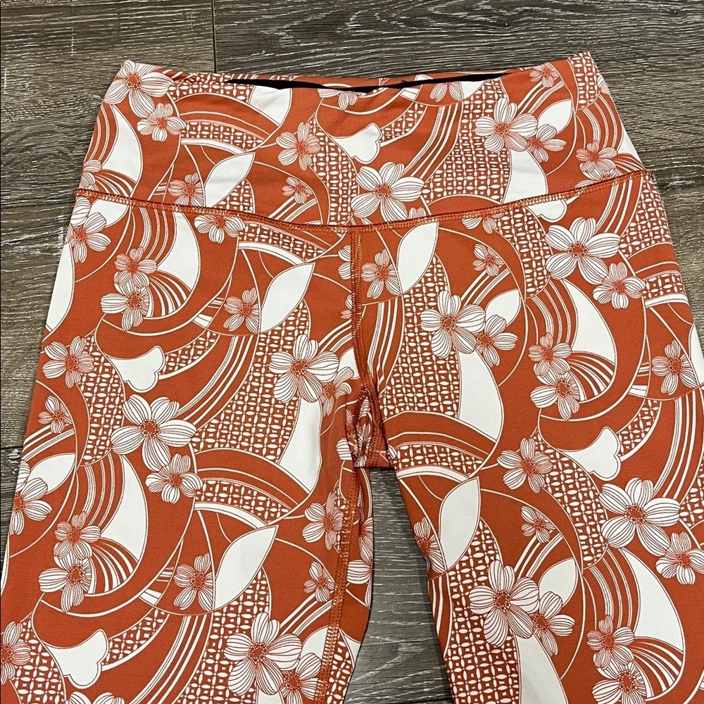 Victoria's Sport knock out burnt orange floral print capri leggings size small - Picture 2 of 6